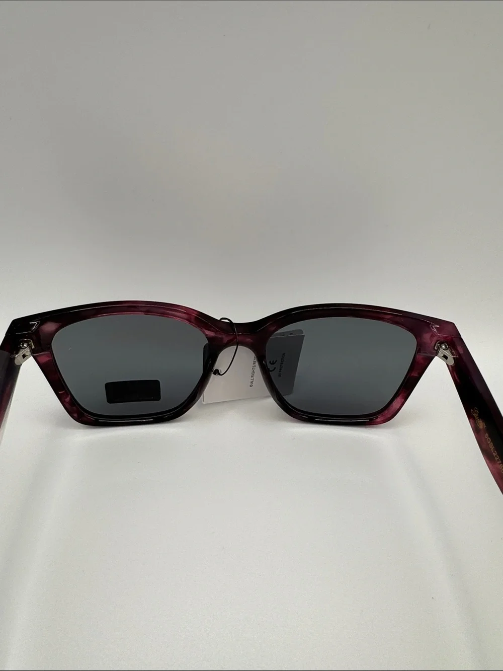 Stylish Women's Cat-Eye Sunglasses in Maroon